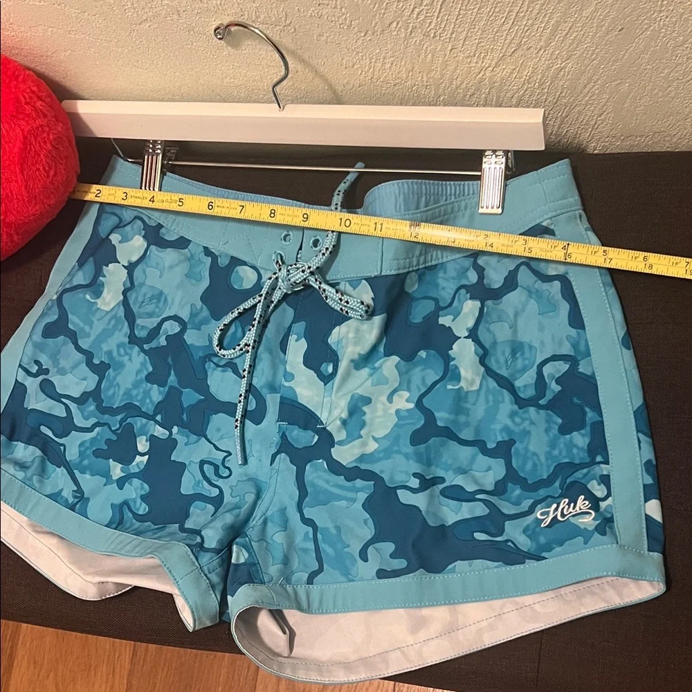 #1483+ Huk Women's Teal and Navy Camo Athletic Shorts - Picture 4 of 10